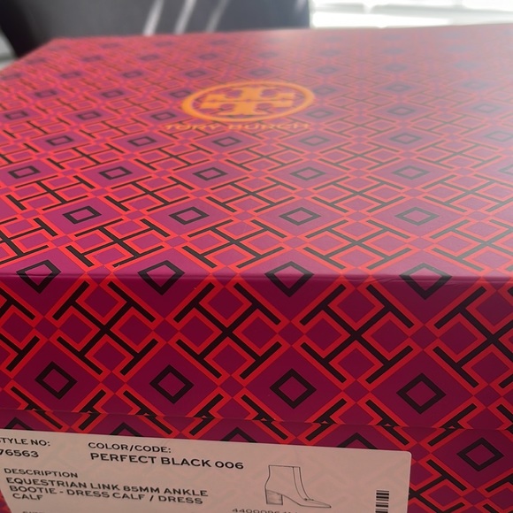Tory Burch ankle bootie in
perfect black - Picture 12 of 15